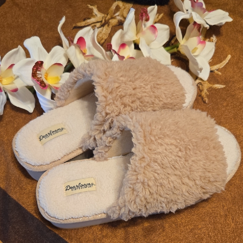 NEW - Dearfoams Women's Beige Plush Slippers